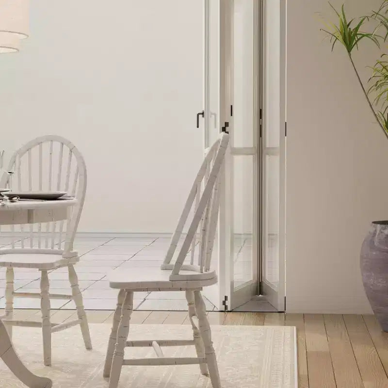 Chaise en bois flotté naturel, structure en bois d'hévéa, sans accoudoirs.