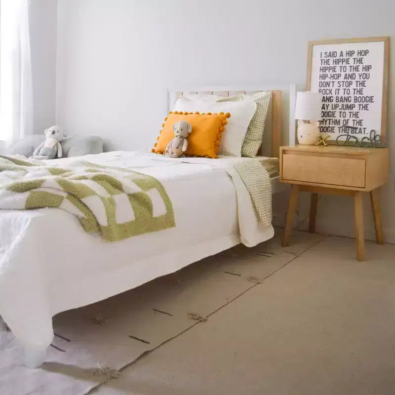 Cadre de lit scandinave en bois massif avec tête de lit